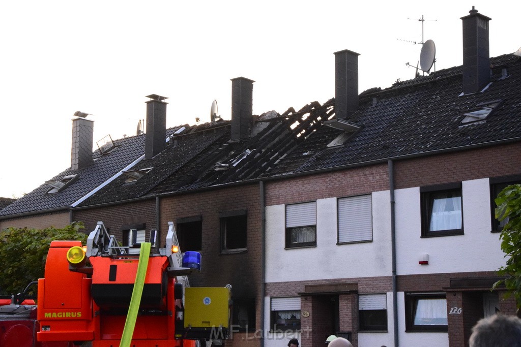 Feuer 2 Vollbrand Reihenhaus Roggendorf Berrischstr P240.JPG - Miklos Laubert